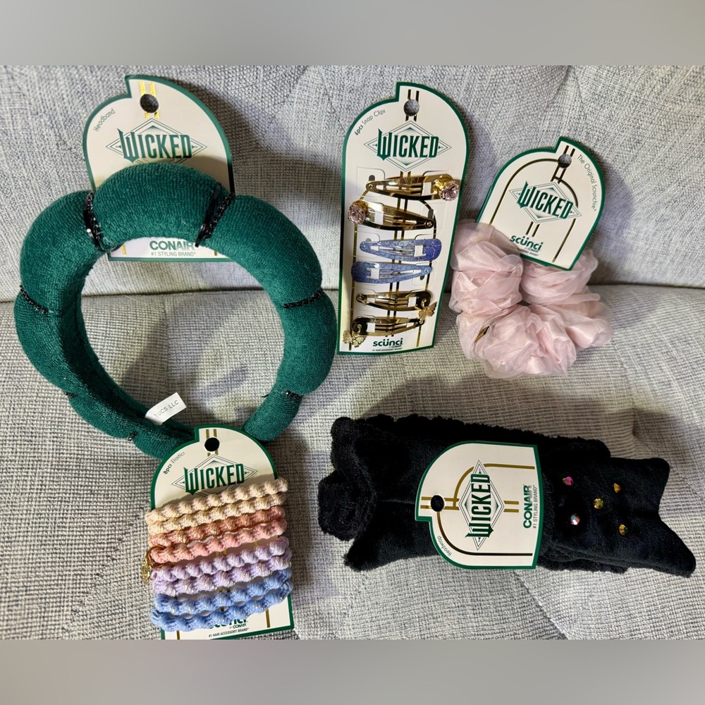 Wicked Limited Edition Hair Accessories Bundle Glinda and Elphaba - 5 Items
{3}